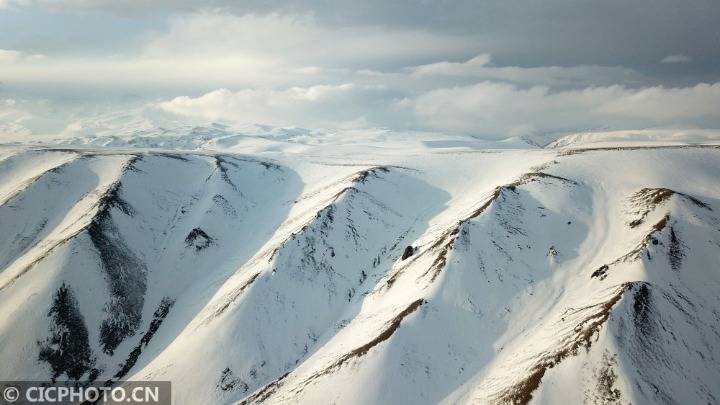 初春航拍新疆巴音布鲁克高原雪景