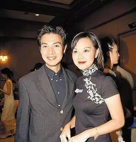 分手后的钟丽淇,开始桃花朵朵开,男友一个接着一个,企图用新感情来