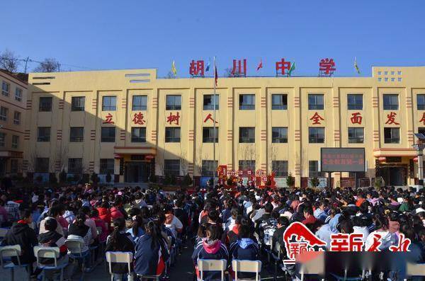 张家川的交通警察有第一课来确保师生的安全出行