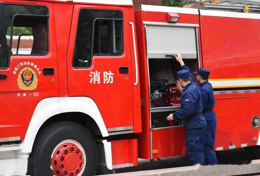 14:30,隨著警報聲響起,各安全崗教師第一時間趕到指定位置,協助學生