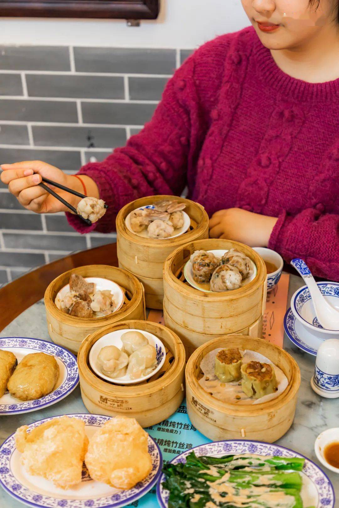 种类多达1000多种的广式点心任君选择因为广式茶楼就是吃货们的天堂不