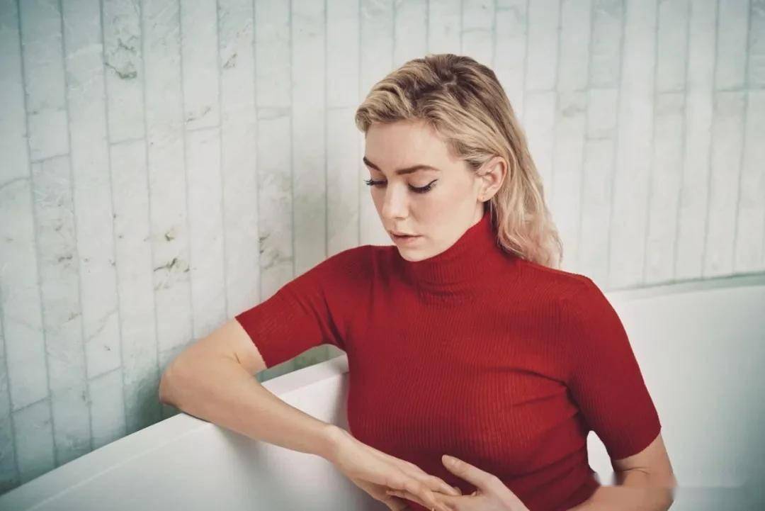 组图温柔迷人的白寡妇凡妮莎柯比