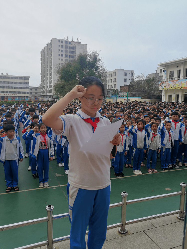 海口市三江中学开展国旗下禁毒宣誓活动为加强学校毒品预防教育工作