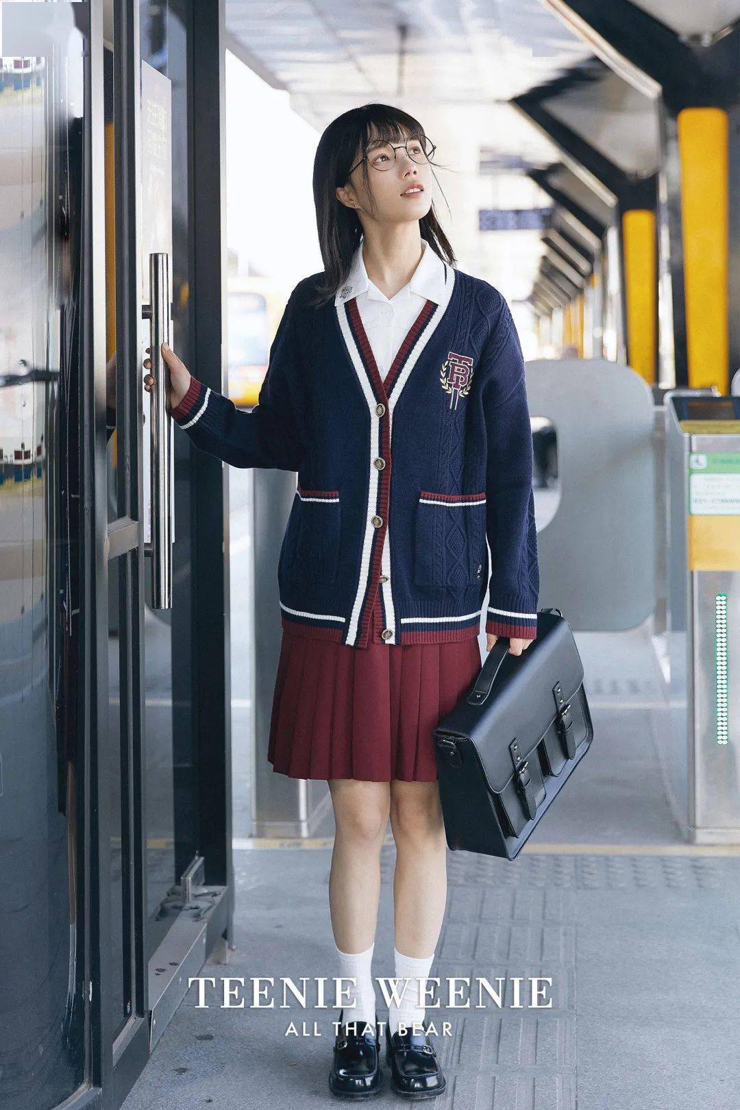 美式学院风的品牌teenie weenie,首次破圈做尝试,将品牌经典的校园风