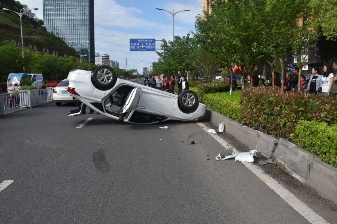 哦豁,自貢雷公灘大橋有一車子側翻了!