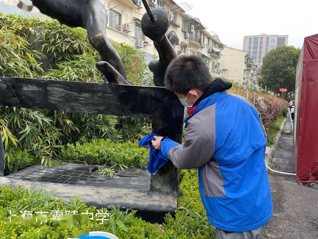 零陵中学在这个特别的日子里,信息管理学校的同学们精心绘制"学雷锋"