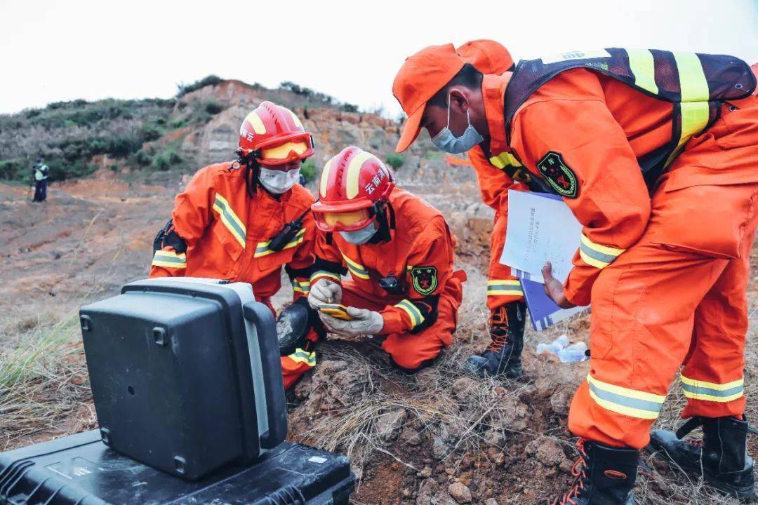 怎么样才能当一个消防员 b456ffdc0f9d434baa5e583f1bd27294.jpeg