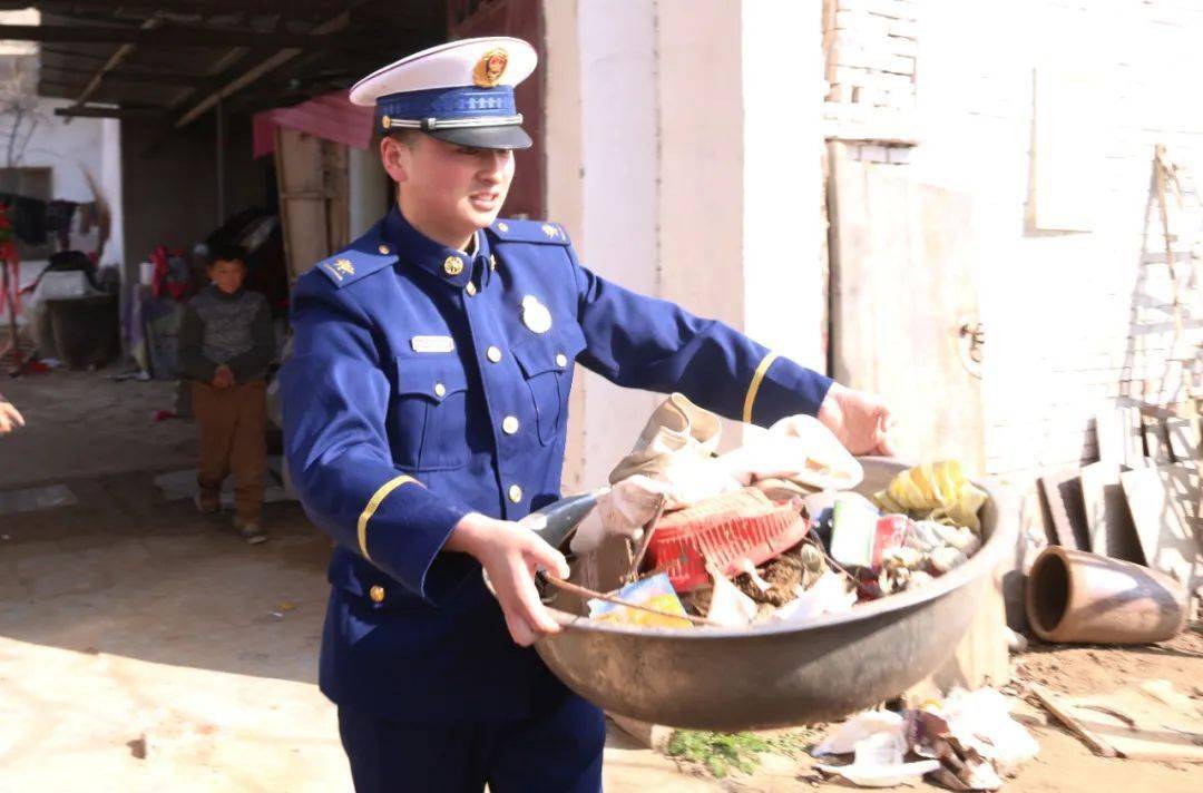 "这期间,我们初次见到了马慧依,马兵依两名聋哑孩子.