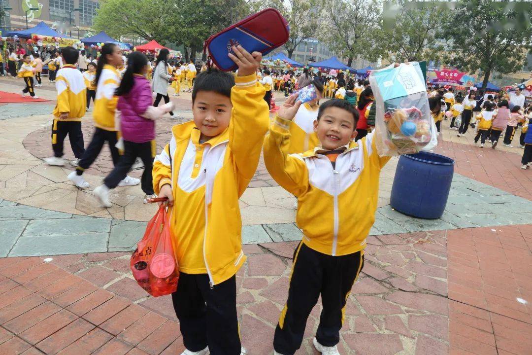 幸福教育大手牵小手共筑爱心路罗村实验小学学雷锋红领巾义卖活动