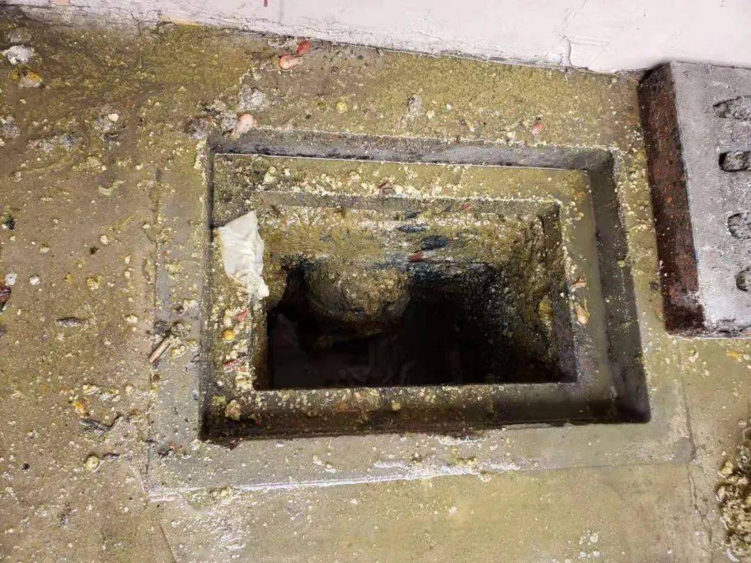 南桥花园窨井污水四溢.