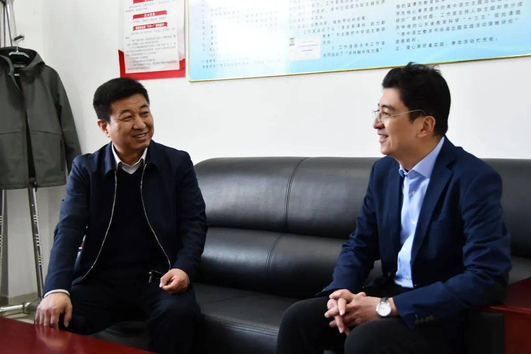 在耿文超工作室,孙英涛与耿文超老师及李向东校长就如何提高办学质量