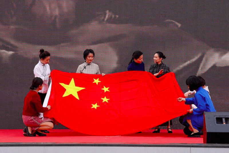 分别讲述了不同身份的红岩英烈在复杂的环境中,《一面特殊的五星红旗