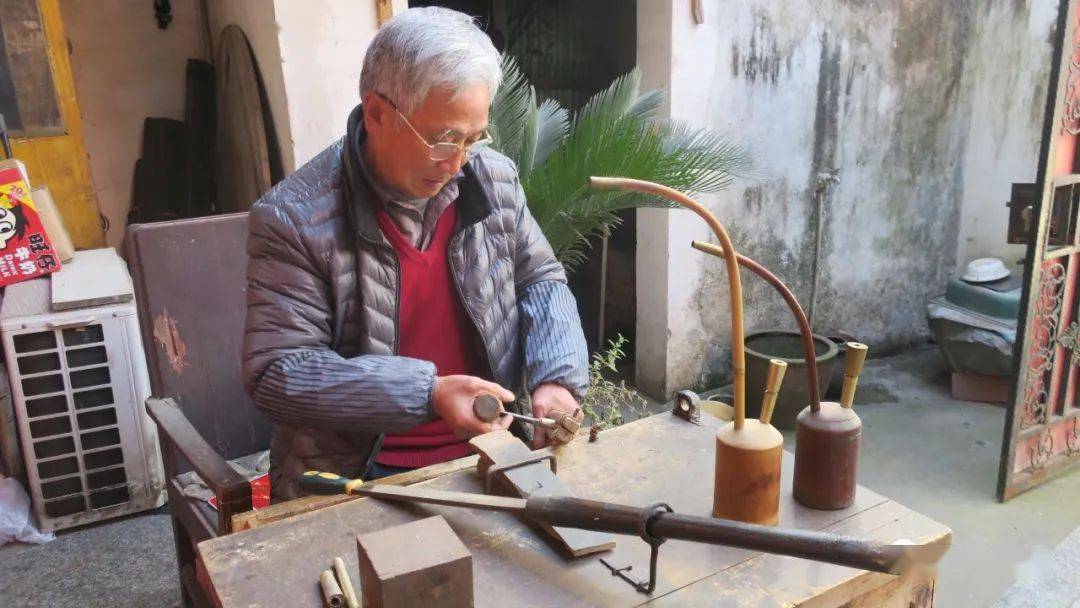 徐冠軍在操作檯上加工水煙筒①也許是我的突然到訪擊中了他的興奮點