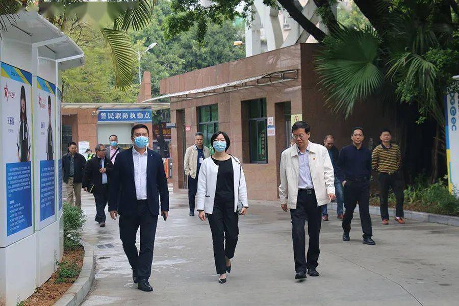 3月4日上午,常平镇副镇长李瑞峰莅临东莞市电子商贸学校指导,常平教育