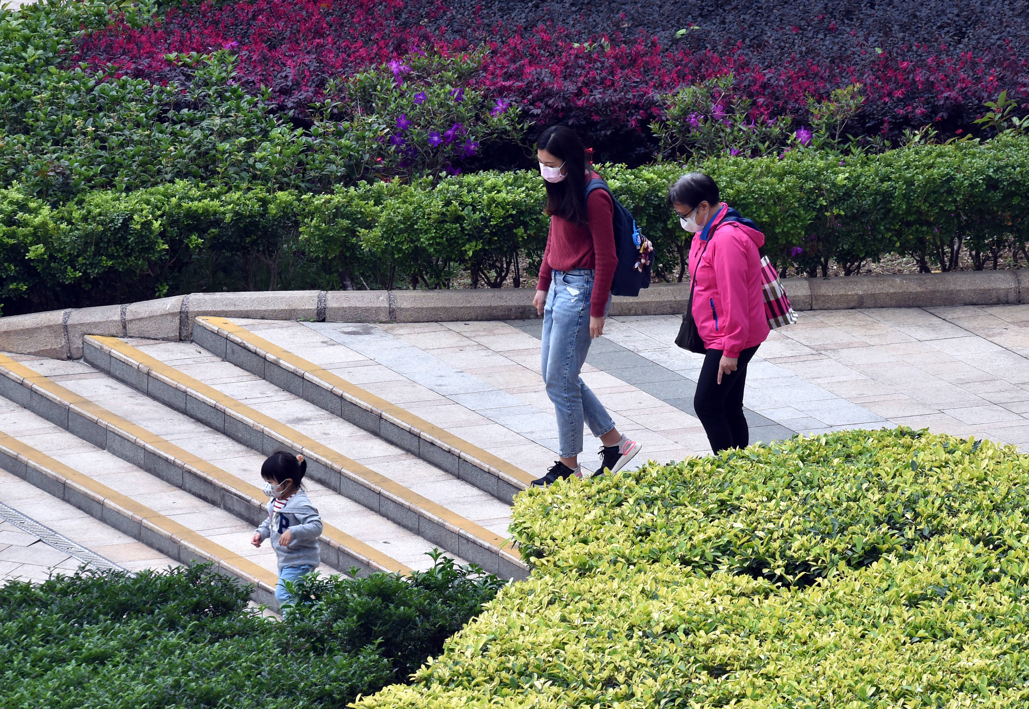 3月6日,香港市民佩戴口罩在公園散步.