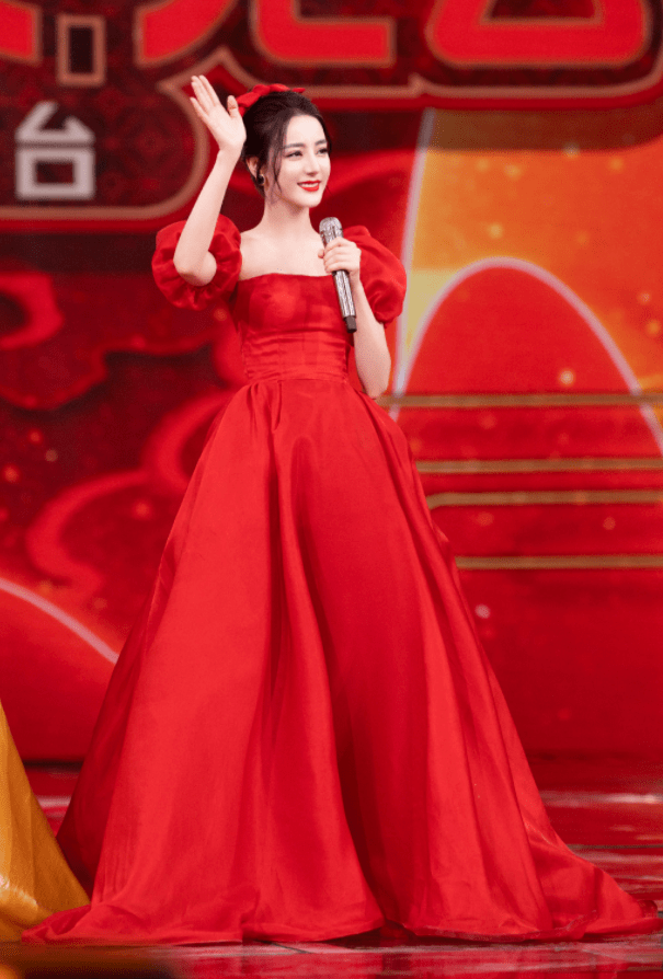 公主裙演绎"在逃公主"迪丽热巴外形条件非常出挑,身形线条更是漂亮,这