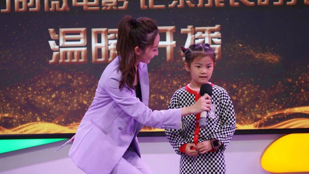 嘉佳卡通卫视副总监罗勤辉为赵子言,罗凤桦,罗钰涵,李子琦,梁泽信