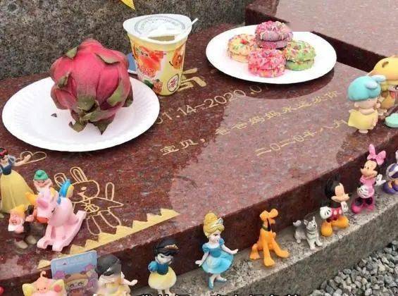 8岁女孩去世,父亲为陪伴到陵园工作:每天亲吻墓碑上照片_孩子