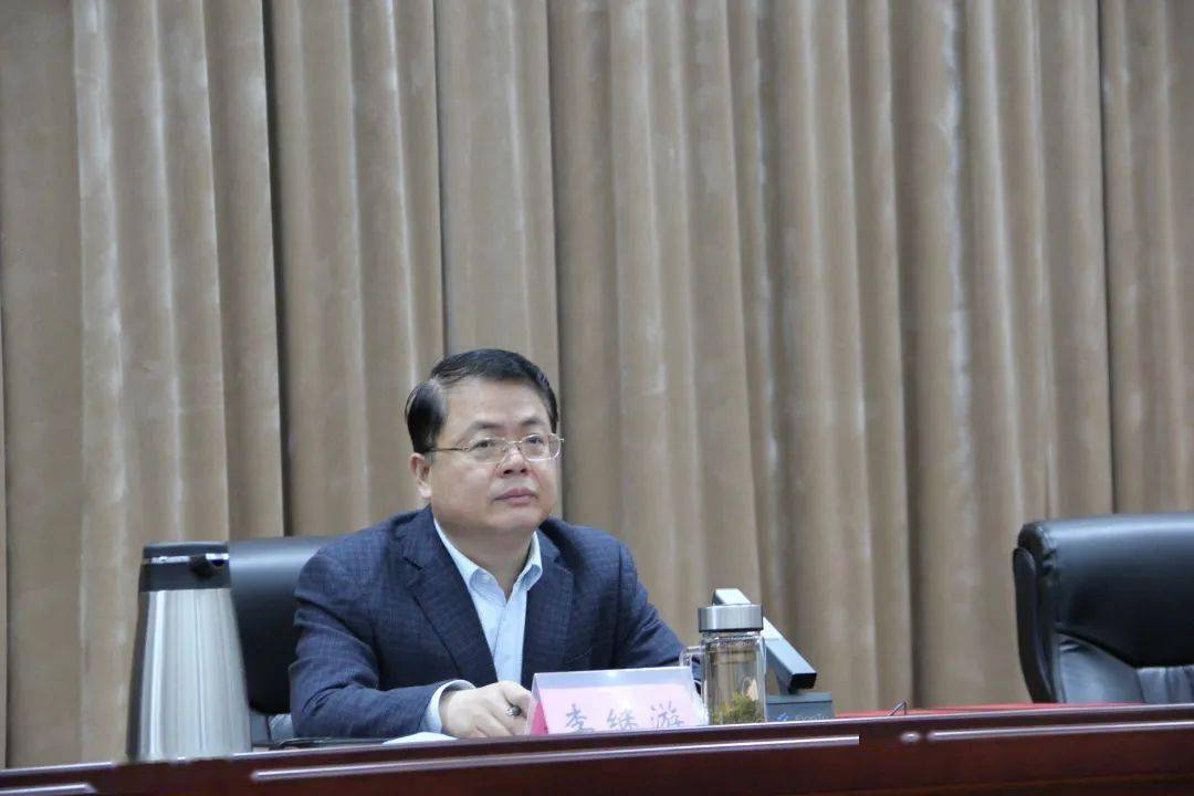 县委常委政府副县长王明永同志宣读《关于表彰2020年度原阳县妇女工作