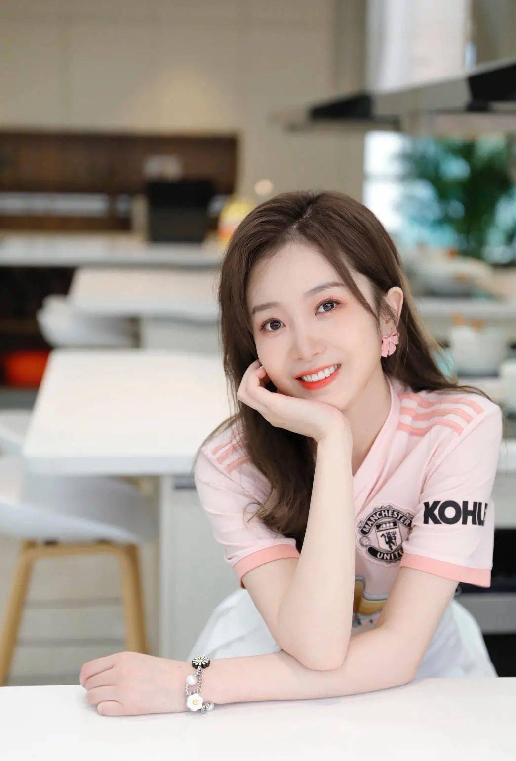 国内解说颜强节目中调侃女主播是狐狸精引争议