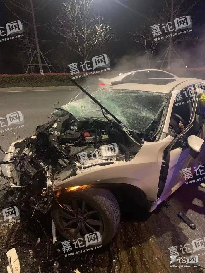 嘉興慘烈車禍,車主當場身亡!…昨夜海寧離奇車禍,車頭爛了!司機被困!