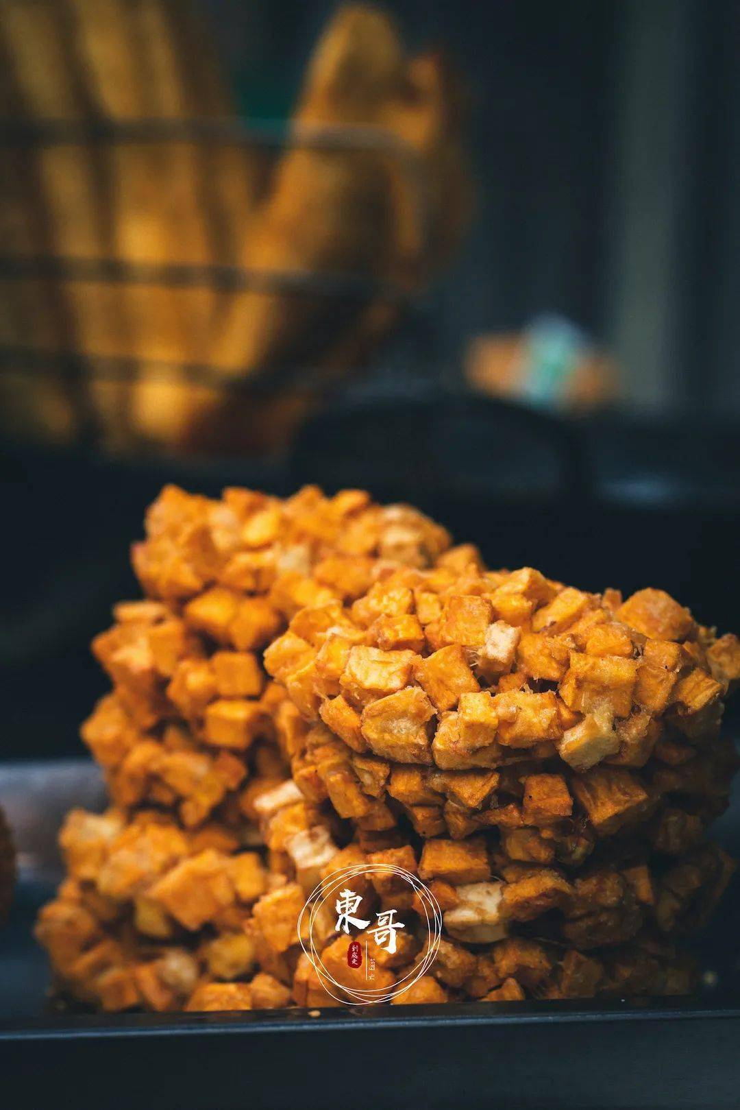 苕在武汉话中就是红薯,红薯粉叫苕粉,所以苕面窝自然也就是红薯面窝.