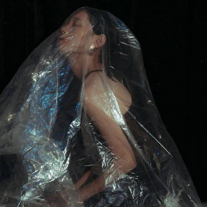 头像| 逼着你往前走的 不是前方梦想的微弱光芒 而是身后现实的万丈