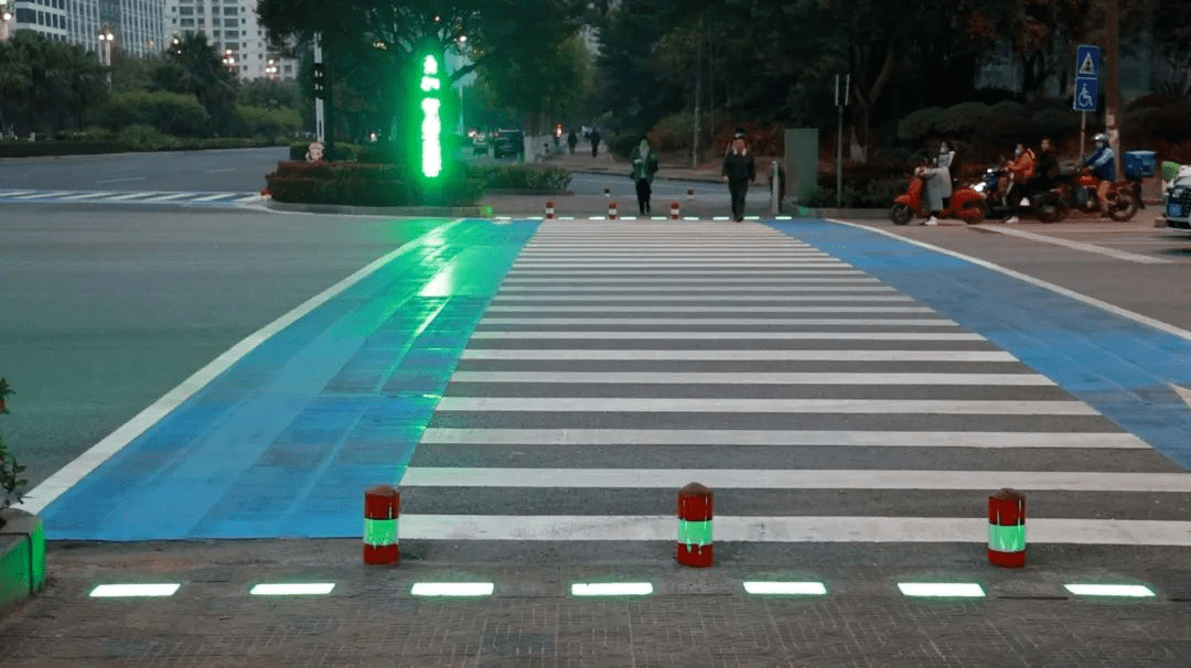 圖10金花茶大道-迎賓街交叉口發光地磚與一體化行人過街燈