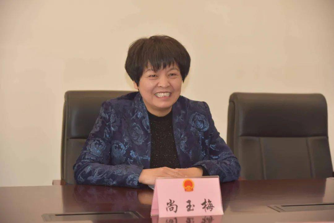 县人大机关召开庆祝三八妇女节座谈会