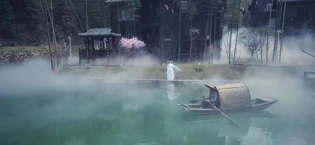 坐落于青葱竹林中的古典木屋,典雅别致,在林中若隐若现,仿佛仙境一般.