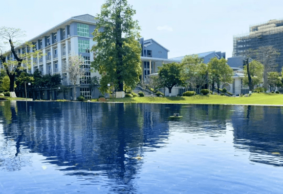 廣州華夏職業學院獨特的建築風格;校園建築吸取嶺南建築之精華和神韻