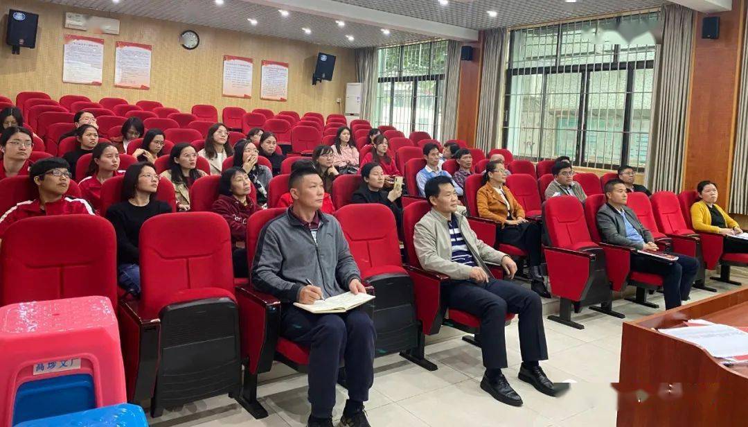 凝心聚力共创未来低涌中学初一级部召开新学期第一次教师会议