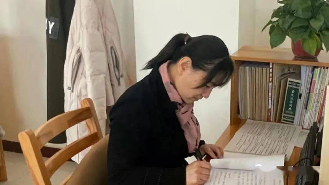 礼赞心中有光笔底生香记埋头伏案的老师们