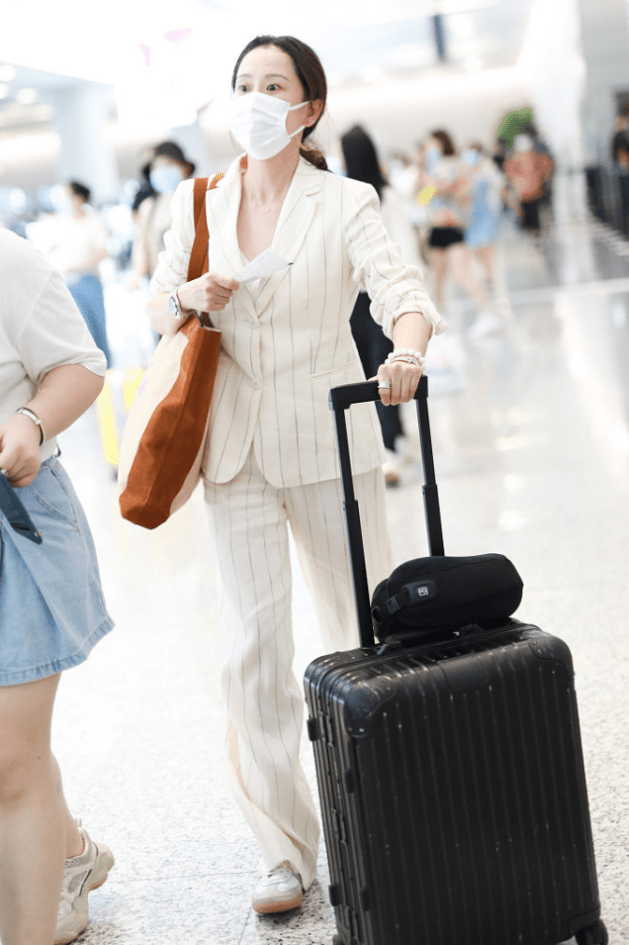 海清穿条纹西装走机场,看着还挺减龄的,一点看不出像40多的人