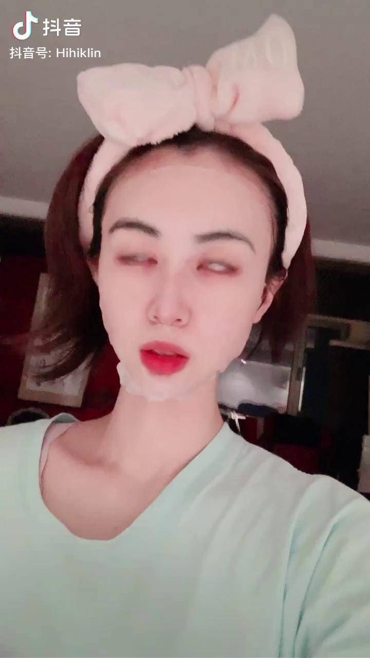 如今女人敷个面膜只为美翻自己吧强行装可爱