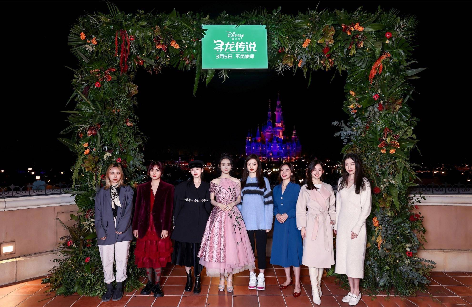 时尚网红晒与赵丽颖迪士尼合影,被嘲滤镜太过,颜值不如女明星