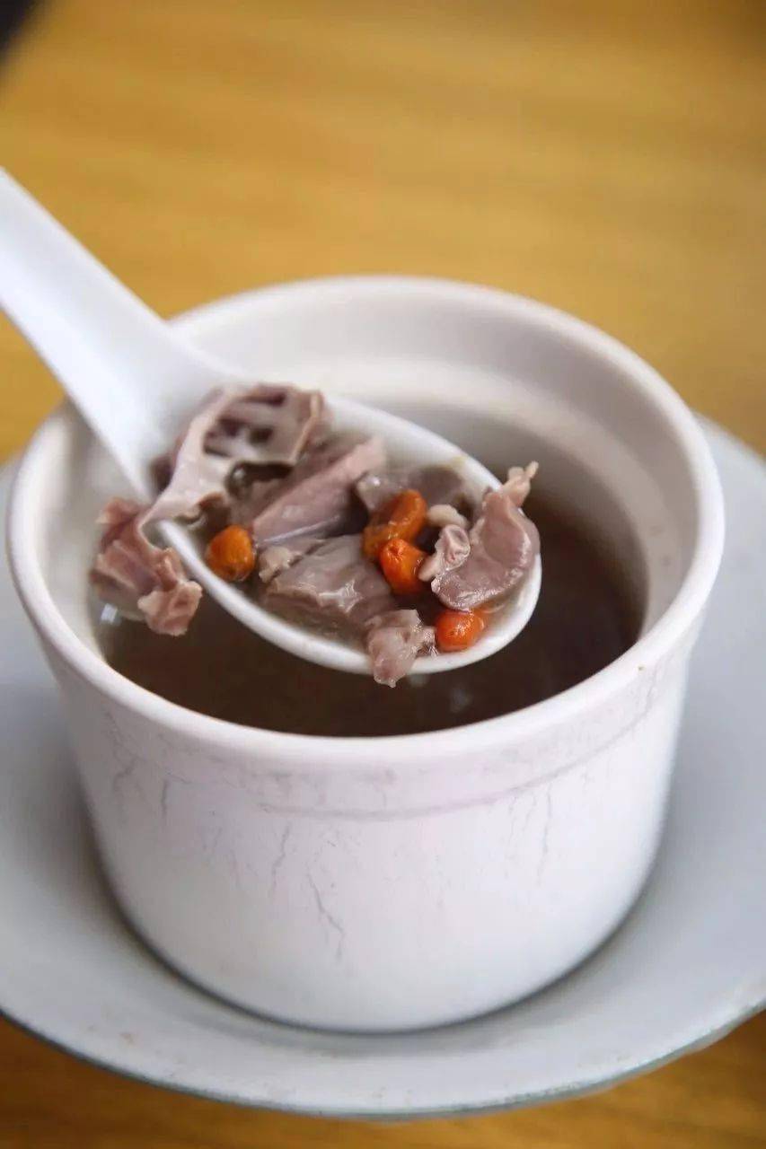 小笼包带着淡淡葱香味,咬下会有些许汁水溢在唇齿,再喝盅醇香的猪心炖