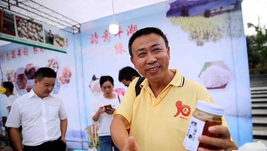 全国政协委员西南大学副校长温涛依靠互联网时代的高素质农民实现乡村