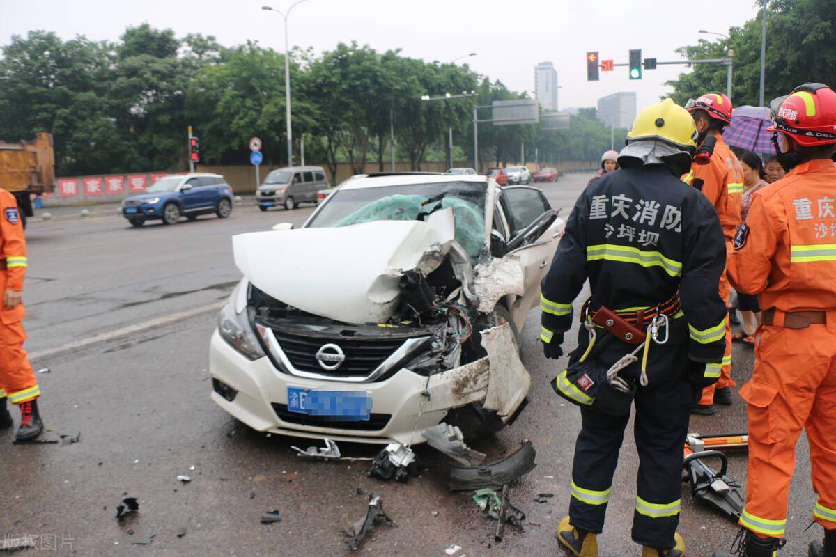 發生交通事故小車乘坐人員甩出車外商業三者險50萬賠償嗎