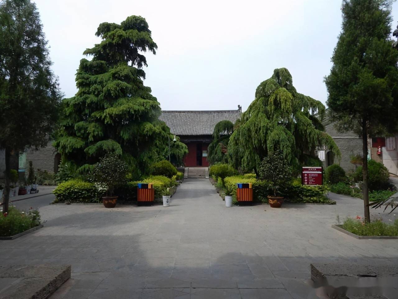 时正值抗日战争,国遭厄运,民生困顿,临汝时遭日寇