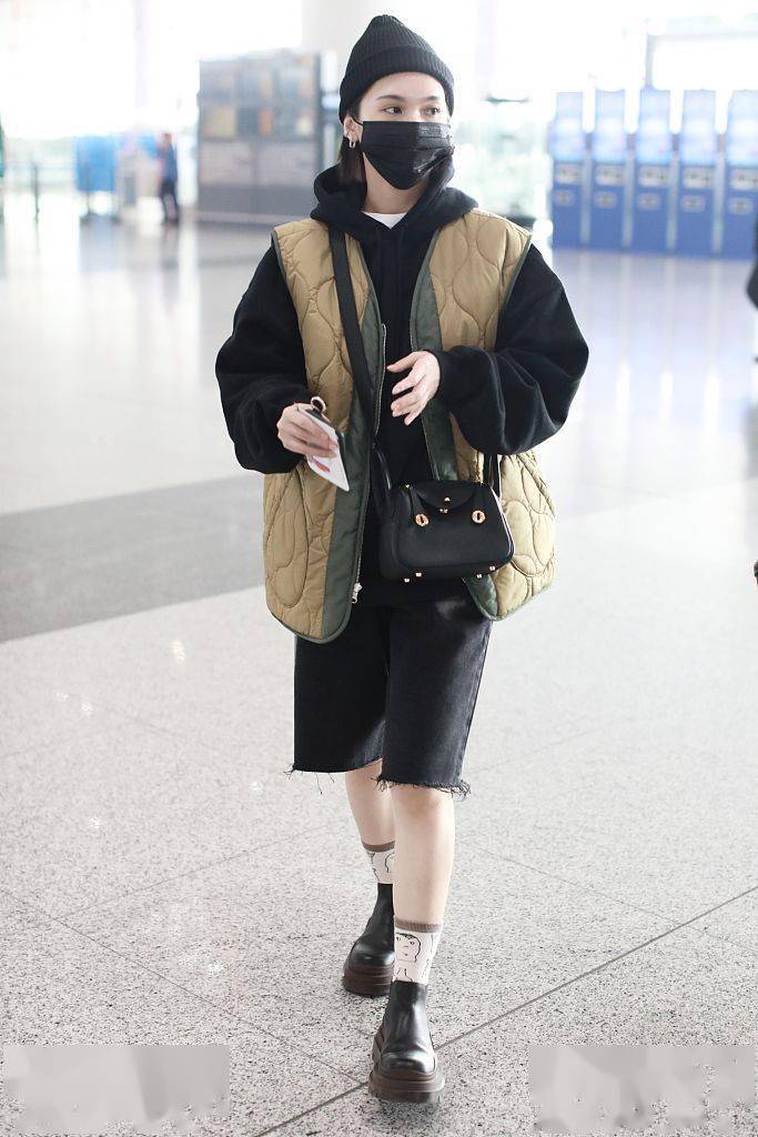 2021年3月10日,北京,杨丞琳机场街拍.