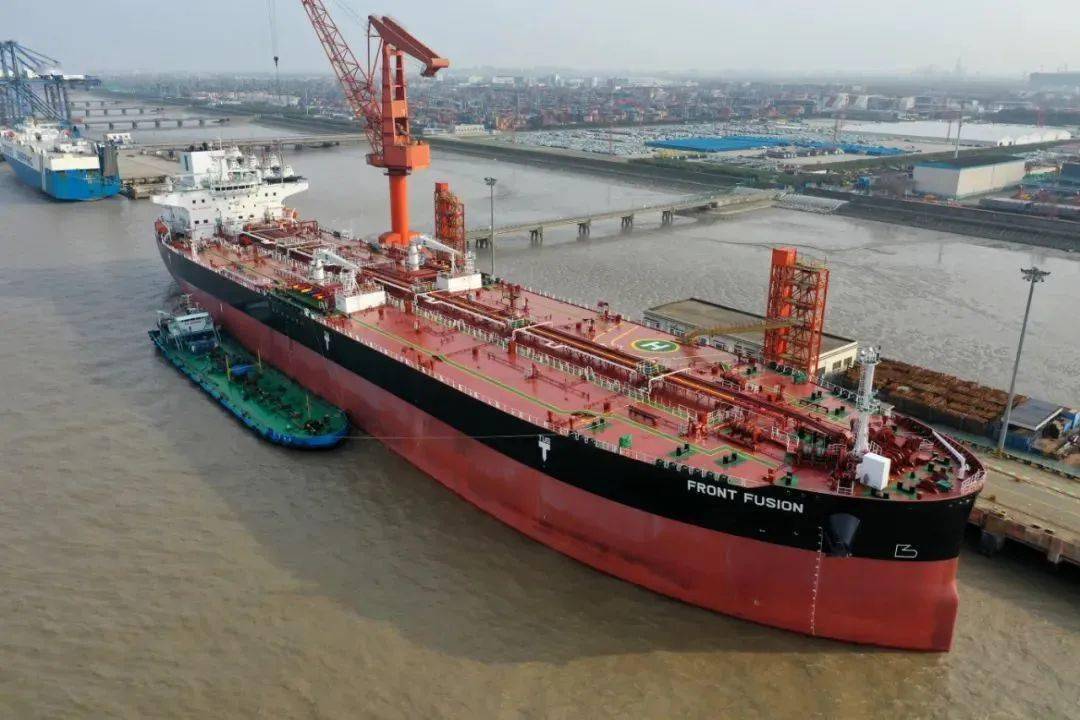 外高桥frontline项目10.99万吨阿芙拉油轮首制船"front fusion"轮签字