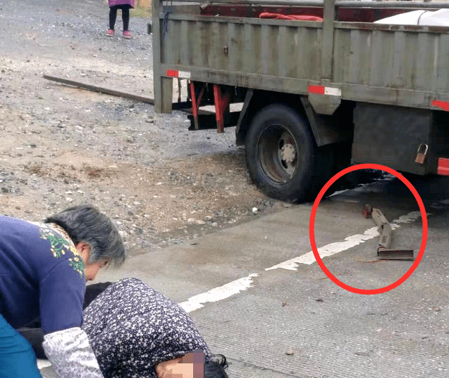 該貨車與路邊一婦女發生相撞,該婦女被撞後立即倒地不起,血流不止,據