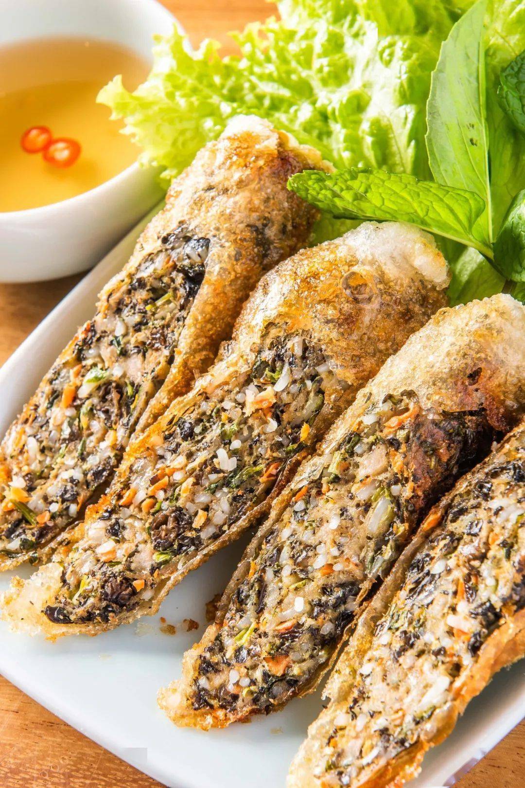 炸春卷的外面包裹着厚薄刚好的越南米皮