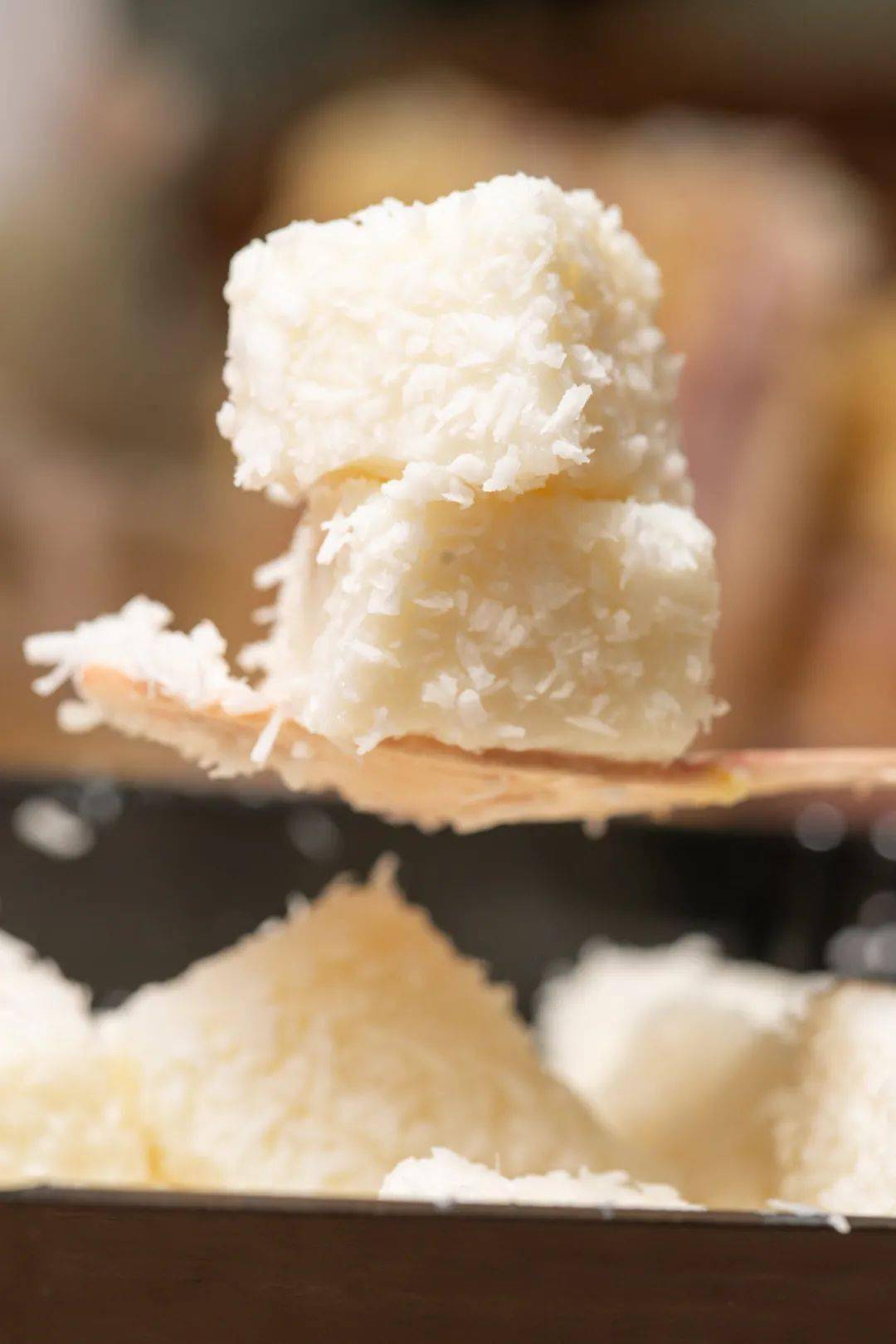 97椰奶豆腐蛋糕真如豆腐一样,木勺子轻轻碰就能切开.