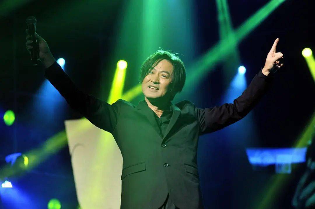 他与王杰比销量,写"黄书",如今却说希望被遗忘?_张洪量