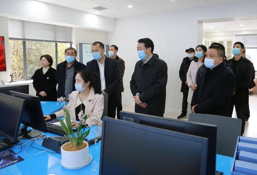 荆州市副市长邓应军,我市市长陈良,市委副书记曹小恒,副市长刘艳等
