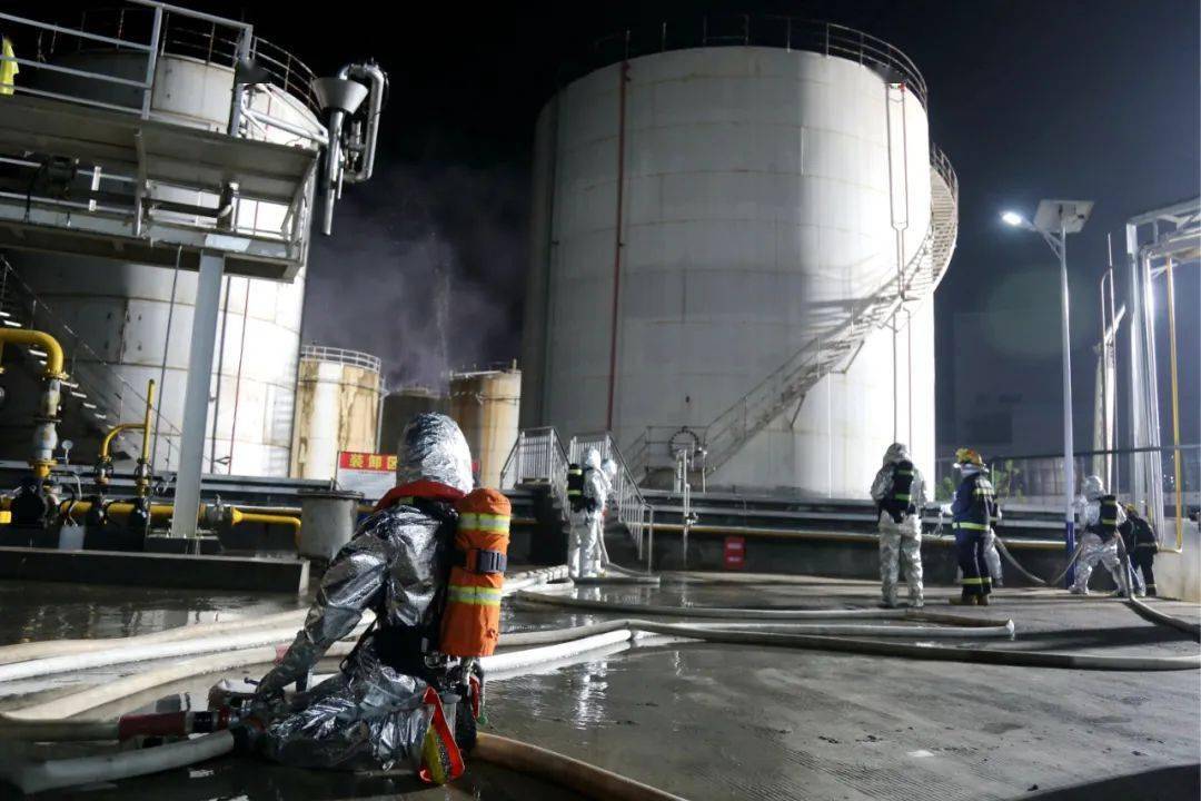 来宾某化工厂甲醛泄漏燃烧2名工人昏迷在地真相究竟如何