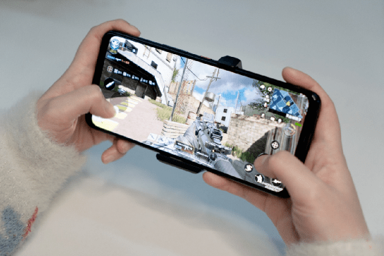 六指战神秀操作三星钻排144hz超流畅腾讯rog游戏手机5体验评测