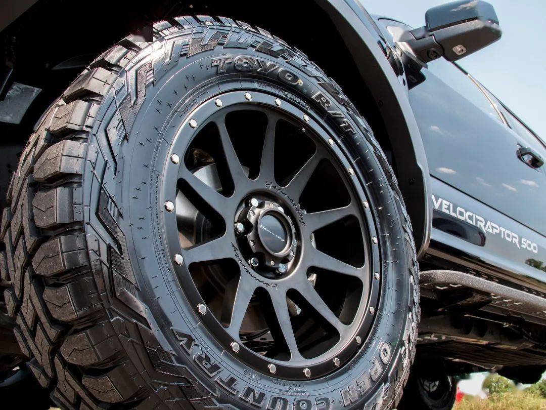 但安装轮胎变得困难,如果你拿牧马人去攀岩,那建议选择外防脱圈形式的